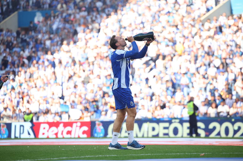 Festa de campeão: jogador do FC Porto celebra título com champanhe no Estádio do Dragão