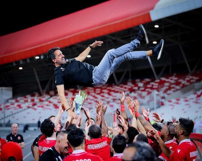 Nandinho, treinador português, celebra título de campeão do Bahrain com Al Muharraq
