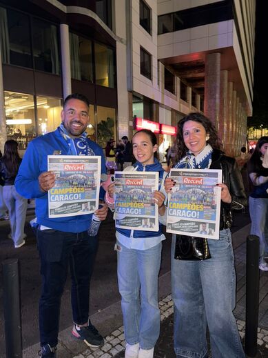 Família celebra título do FC Porto com edição especial do Record.
