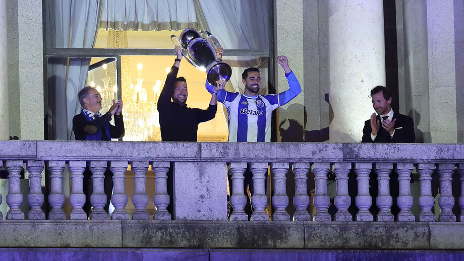 Farioli e Diogo Costa levantam o troféu