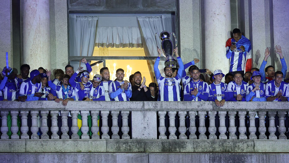 Jogadores do FC Porto mostram troféu da Liga na varanda da CM Porto