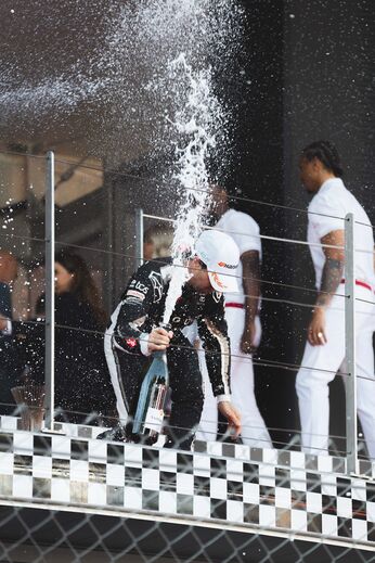 Félix da Costa festeja o pódio no Mónaco após recuperação na Fórmula E