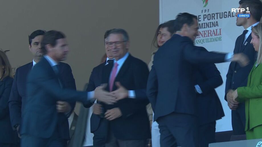 O momento do cumprimento entre André Villas-Boas e Rui Costa na final da Taça de Portugal feminina