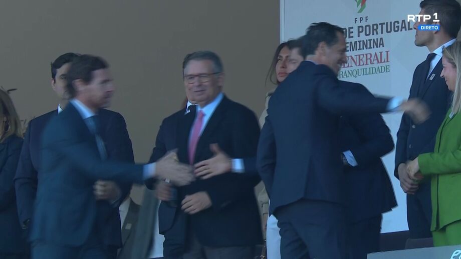 O momento do cumprimento entre André Villas-Boas e Rui Costa na final da Taça de Portugal feminina