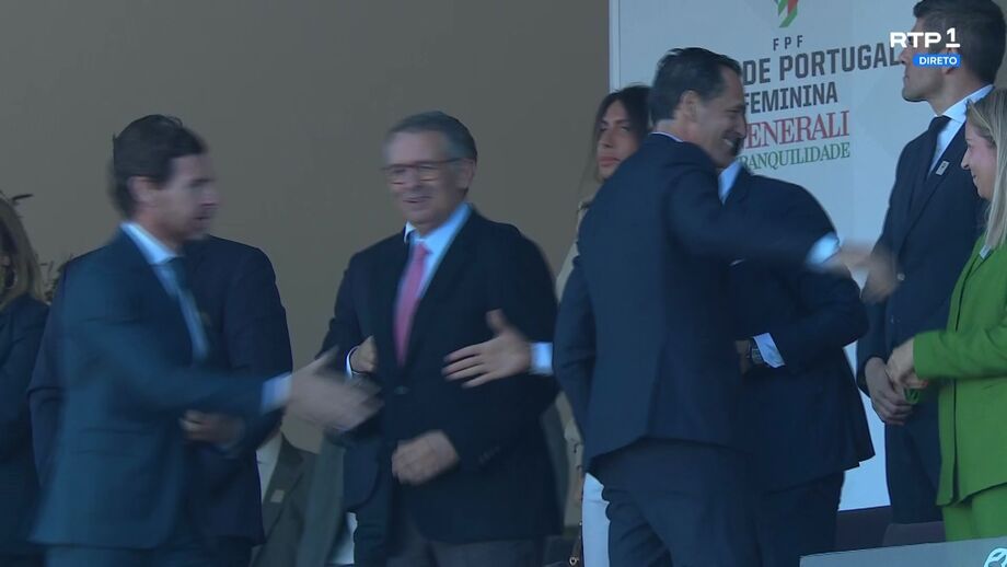 O momento do cumprimento entre André Villas-Boas e Rui Costa na final da Taça de Portugal feminina