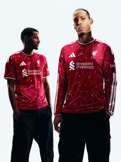 Um 'ícone reimaginado': assim apresenta o Liverpool a camisola para 2026/27