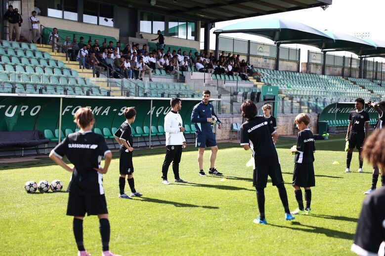 Treino de futebol com jovens atletas num estádio