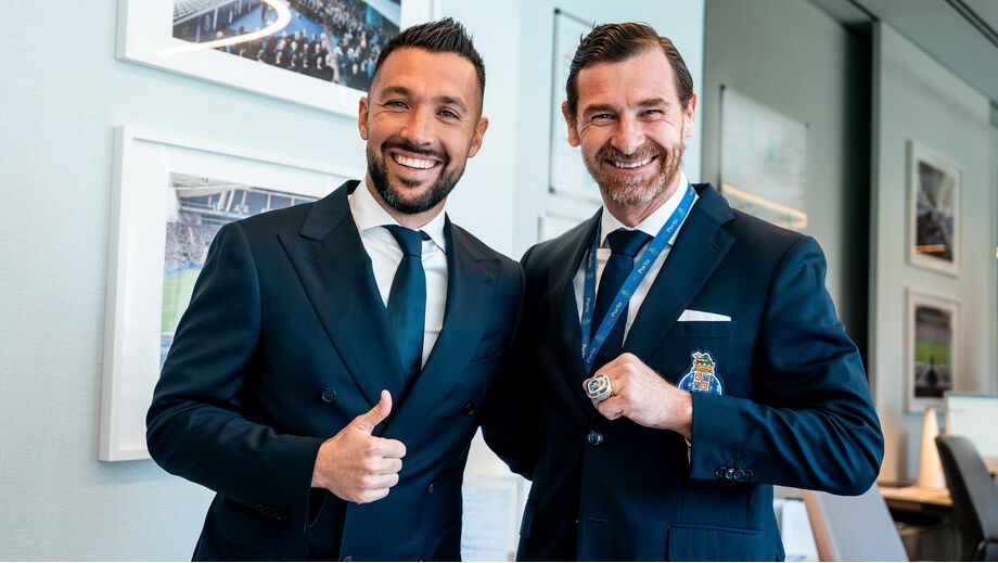 Farioli oferece anel de campeão a Villas-Boas, agora no museu do FC Porto