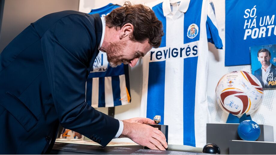 Anel de campeão oferecido a Villas-Boas no museu do FC Porto