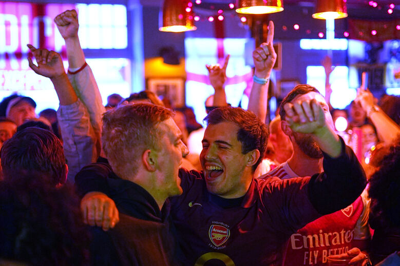 Adeptos do Arsenal festejam nos pubs de Londres a conquista da Premier League