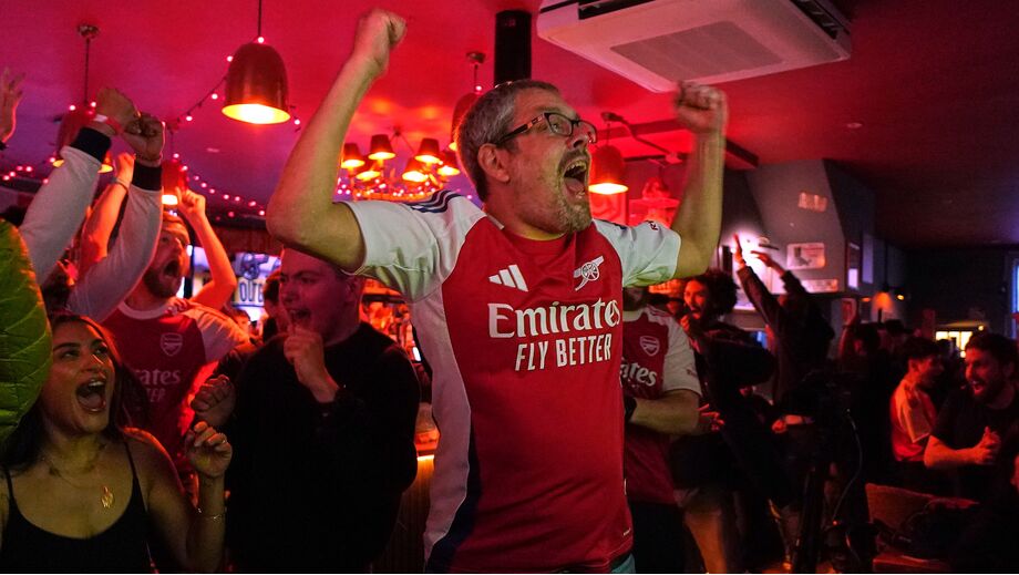 Adeptos do Arsenal festejam nos pubs de Londres a conquista da Premier League
