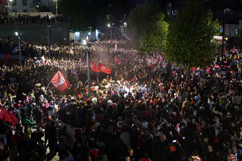 Multidão sai às ruas para celebrar o título de campeão do Arsenal: as imagens da festa junto ao Emirates
