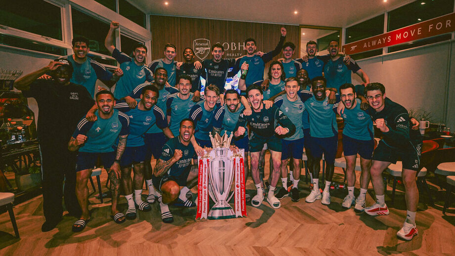 Jogadores do Arsenal com troféu... de cartão