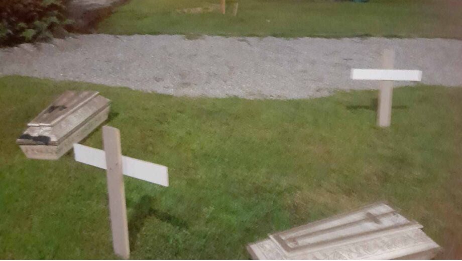 Funeral simbólico de adeptos do Freamunde ao P. Ferreira perto do estádio Mata Real