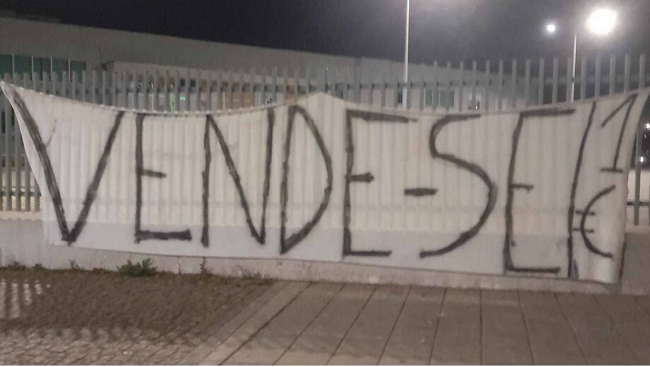 Adeptos do Freamunde fazem protesto perto do estádio do Paços de Ferreira