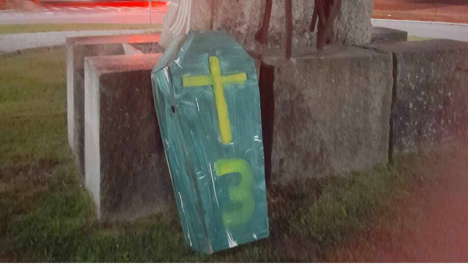 Funeral simbólico de adeptos do Freamunde ao Paços de Ferreira