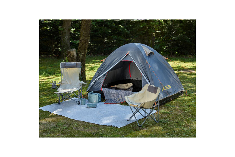 Tenda de campismo com cadeiras e acessórios no exterior