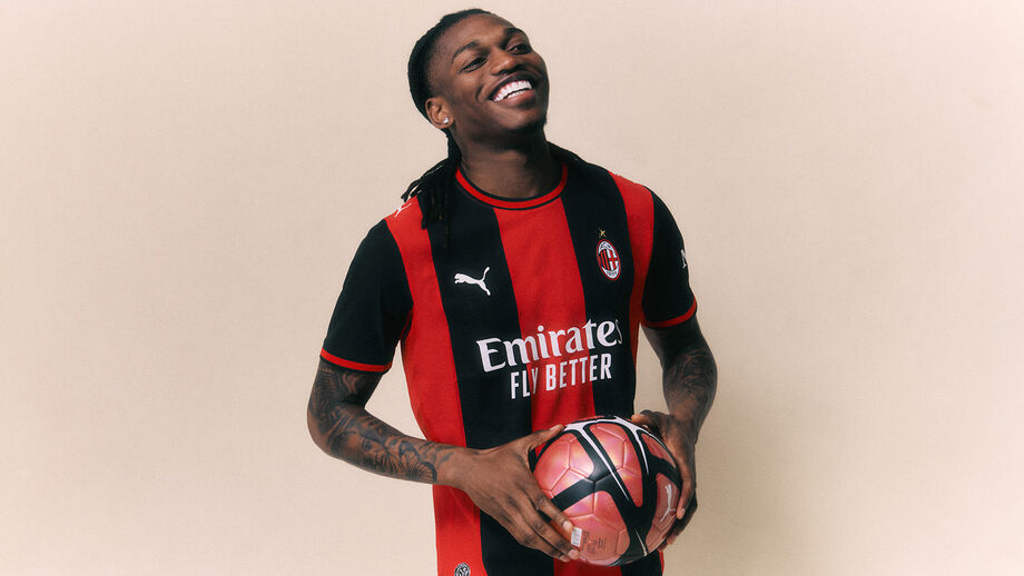 Rafael Leão em destaque no novo equipamento do AC Milan para 2026/27