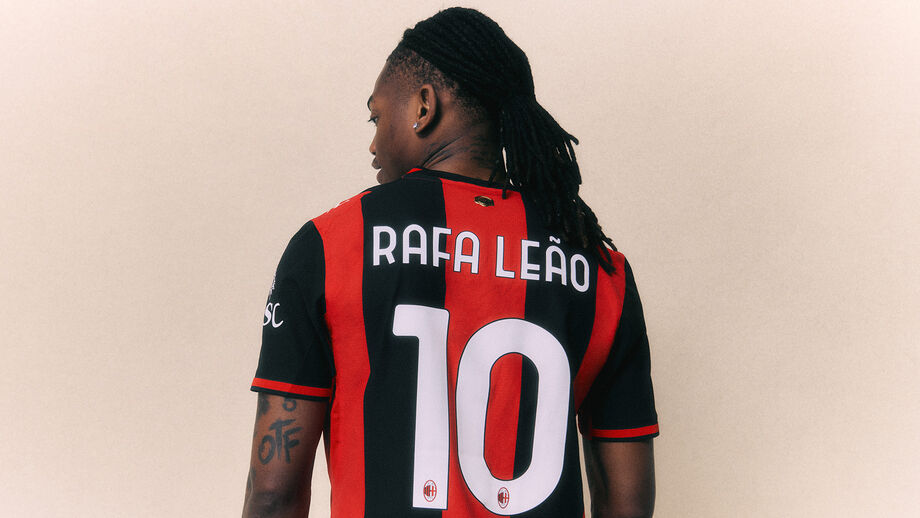 Rafael Leão em destaque no novo equipamento do AC Milan para 2026/27