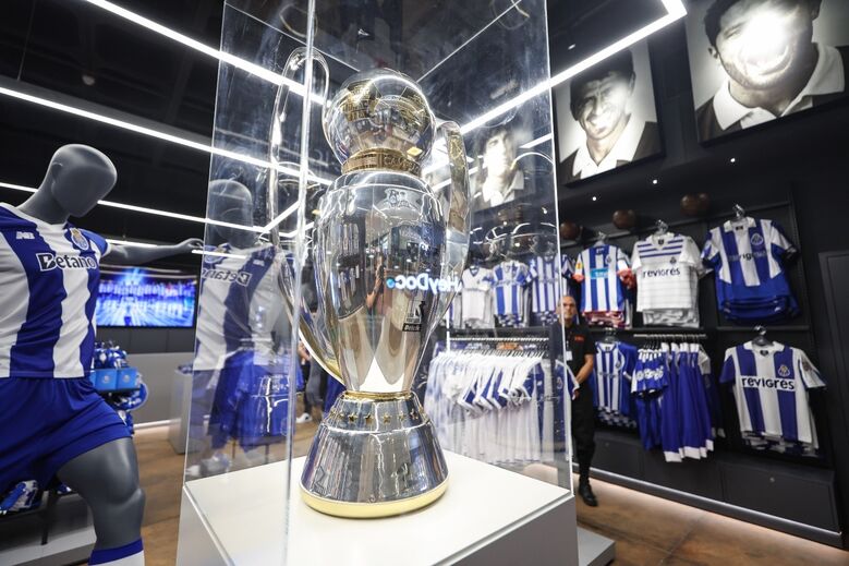 Taça de Campeão Nacional em exibição na nova loja do FC Porto do NorteShopping