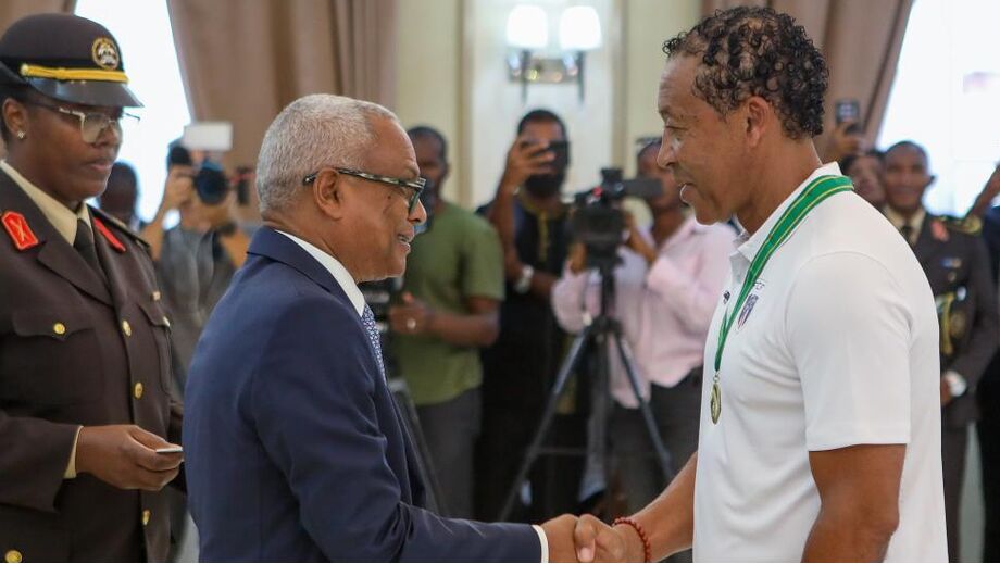 Presidente da República de Cabo Verde, José Maria Neves, com o selecionador  Pedro Leitão Brito-Bubista