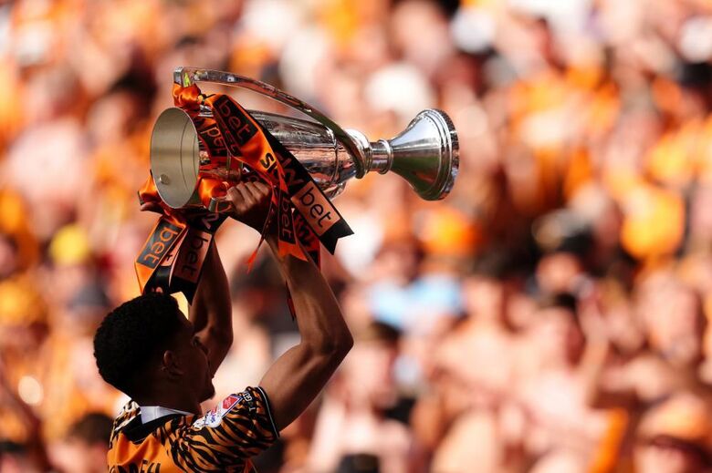 Cody Drameh celebra subida do Hull City