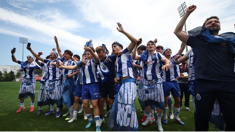 FC Porto celebra título de campeão de juvenis