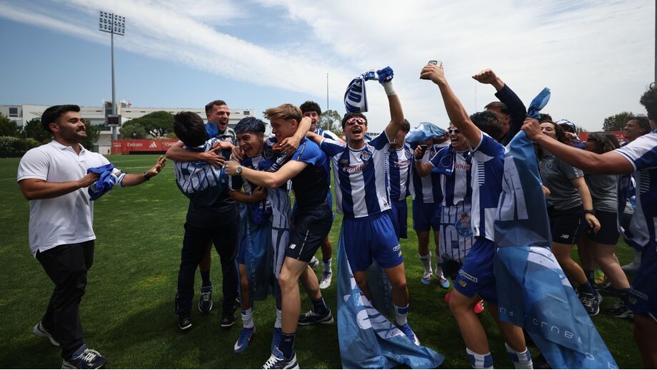 FC Porto celebra título de campeão de juvenis