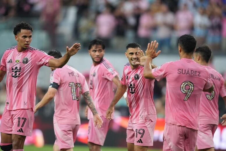 Na parte da frente, jogadores tinham as bandeiras dos seus países