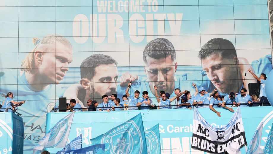 Manchester City festejou com os adeptos na habitual parada pelas ruas da cidade