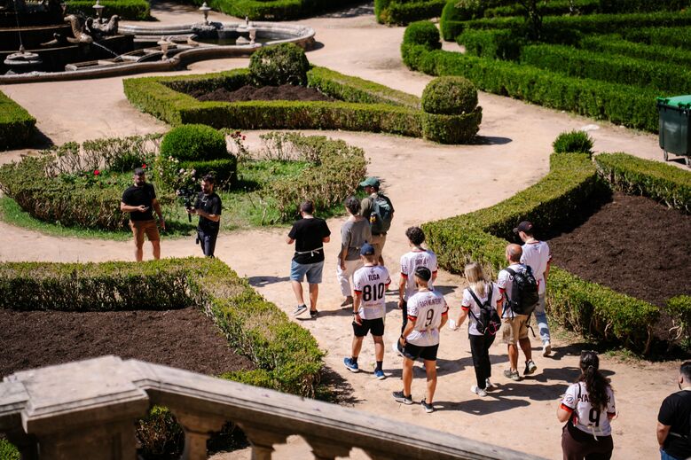 Figuras do gaming exploram o Jardim Botânico da Ajuda.
