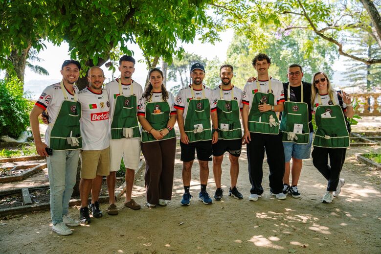 Gaming no Botânico da Ajuda: figuras unem-se fora do ecrã.
