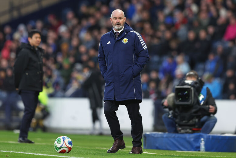 Steve Clarke renova contrato com a Escócia por mais quatro anos