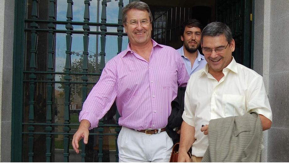 Marcos Maynar (na foto, de camisa branca)