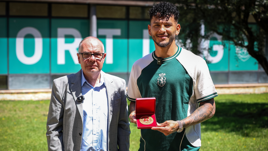 Luis Suárez recebe Record de Ouro: matador promete leão a rugir em 2026/27