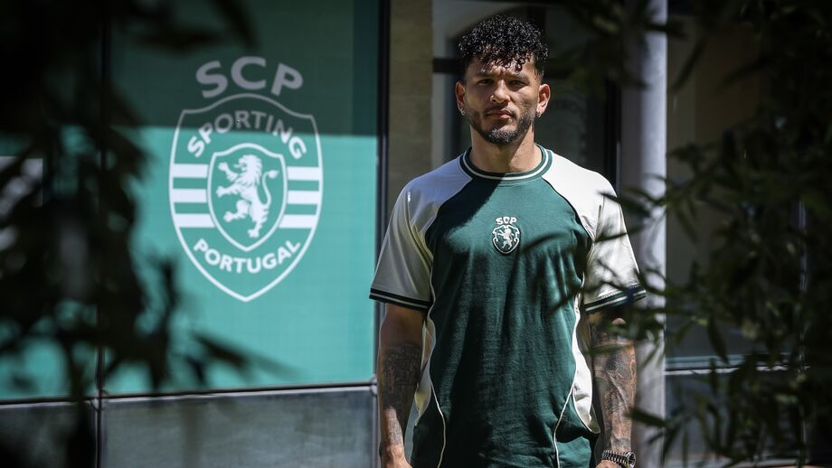 Luis Suárez de leão ao peito