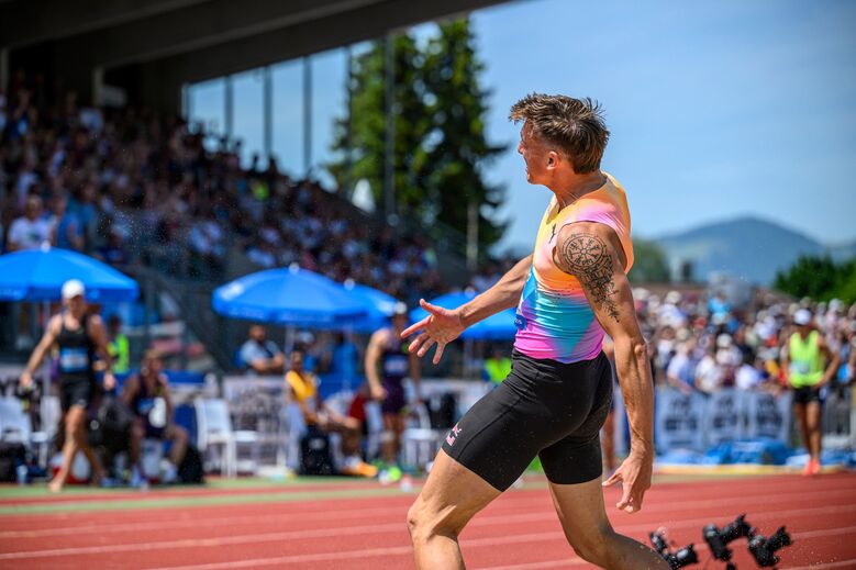 Simon Ehammer destaca-se no salto em comprimento em Götzis, Áustria.
