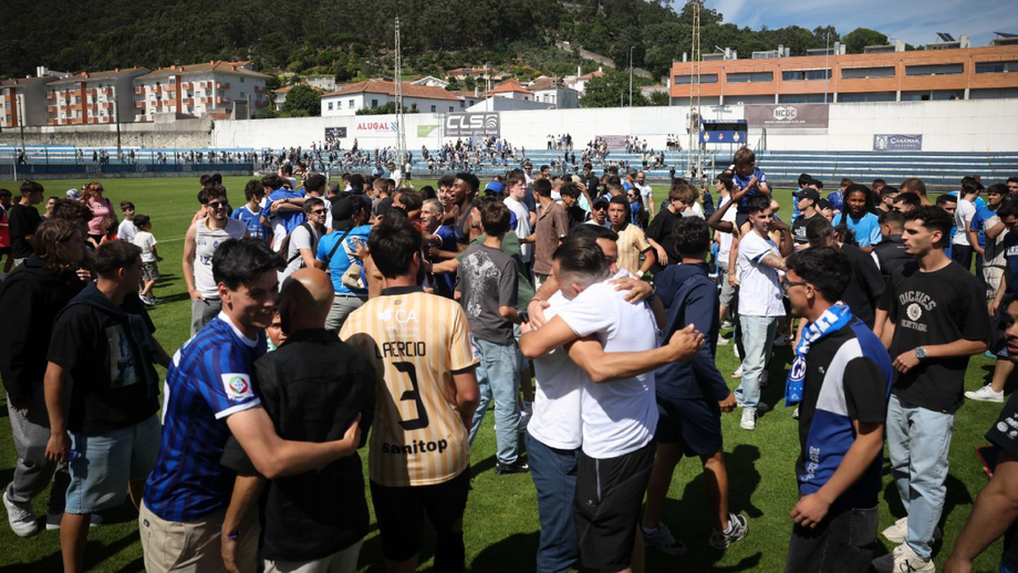 As imagens da festa do Vianense após garantir a subida à Liga 3