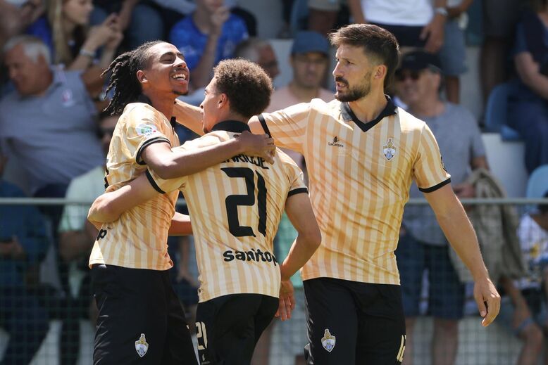 As imagens da festa do Vianense após garantir a subida à Liga 3