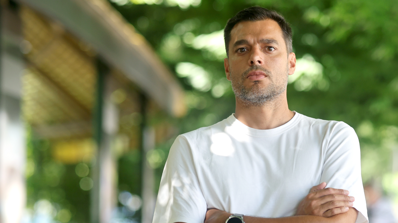 Vítor Martins, treinador do Chaves, posa durante a entrevista a Record
