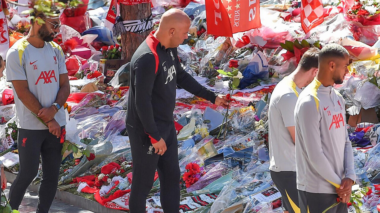 Arne Slot carrega uma flor numa das muitas homenagens a Diogo Jota