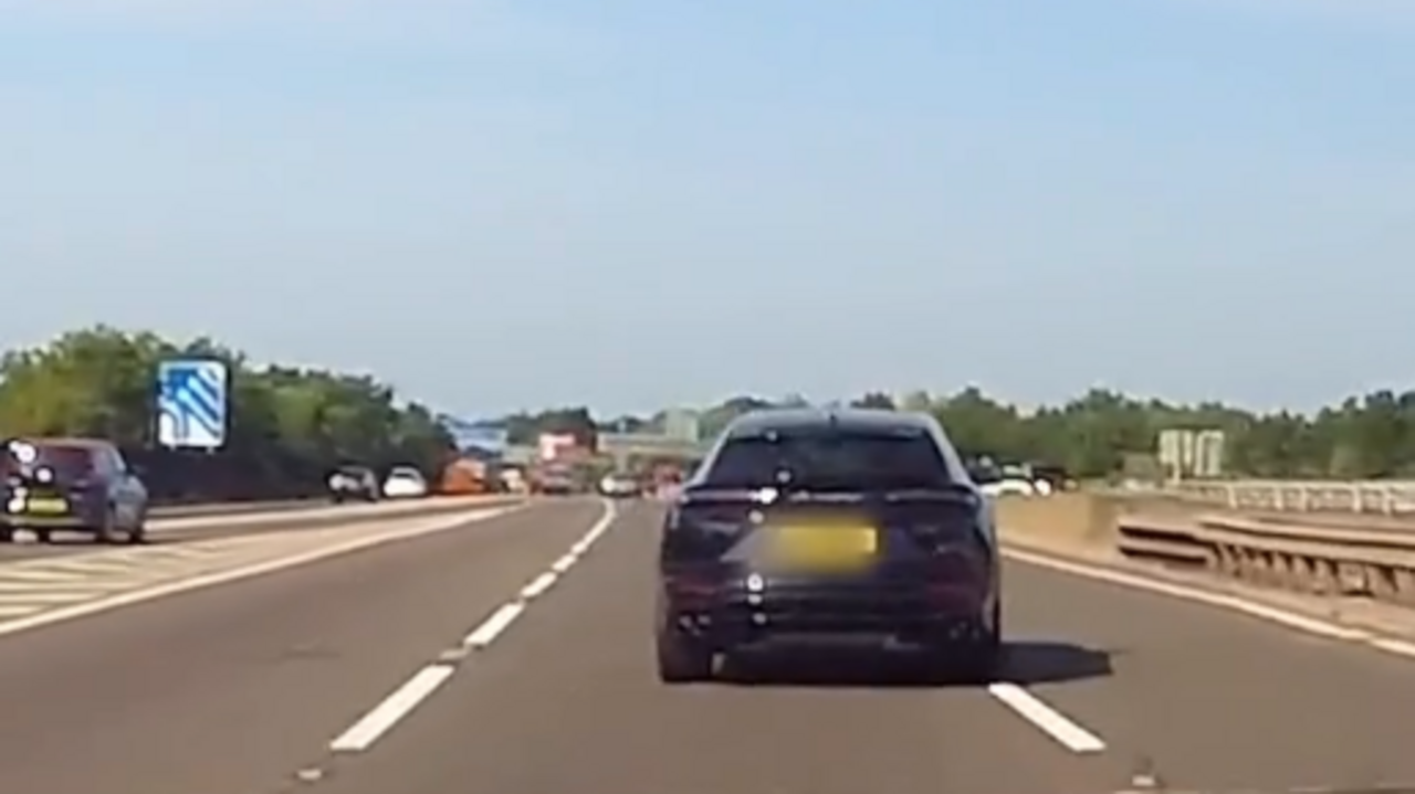 Raheem Sterling conduz na autoestrada a caminho do treino
