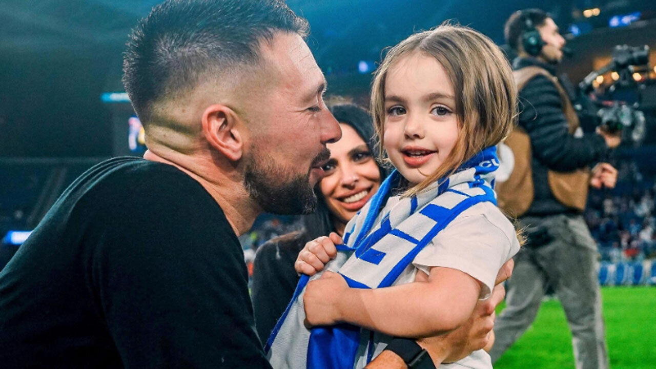Farioli com a mulher e a filha no Dragão