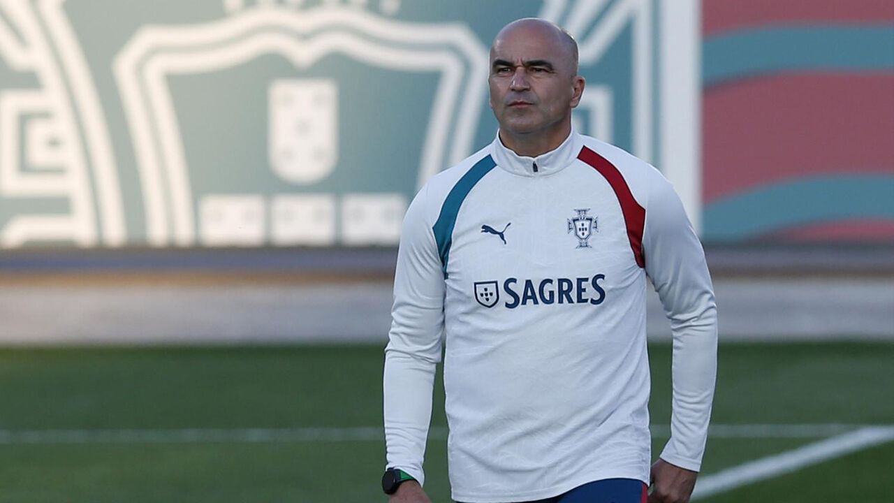 Roberto Martínez no relvado da Cidade do Futebol