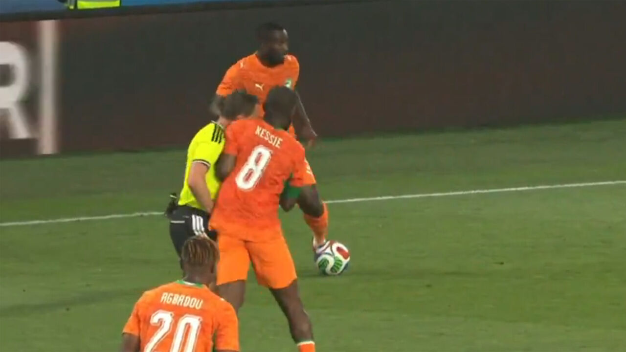 Kessié não gostou do posicionamento do árbitro e atirou-o ao relvado... com um 'encontrão'