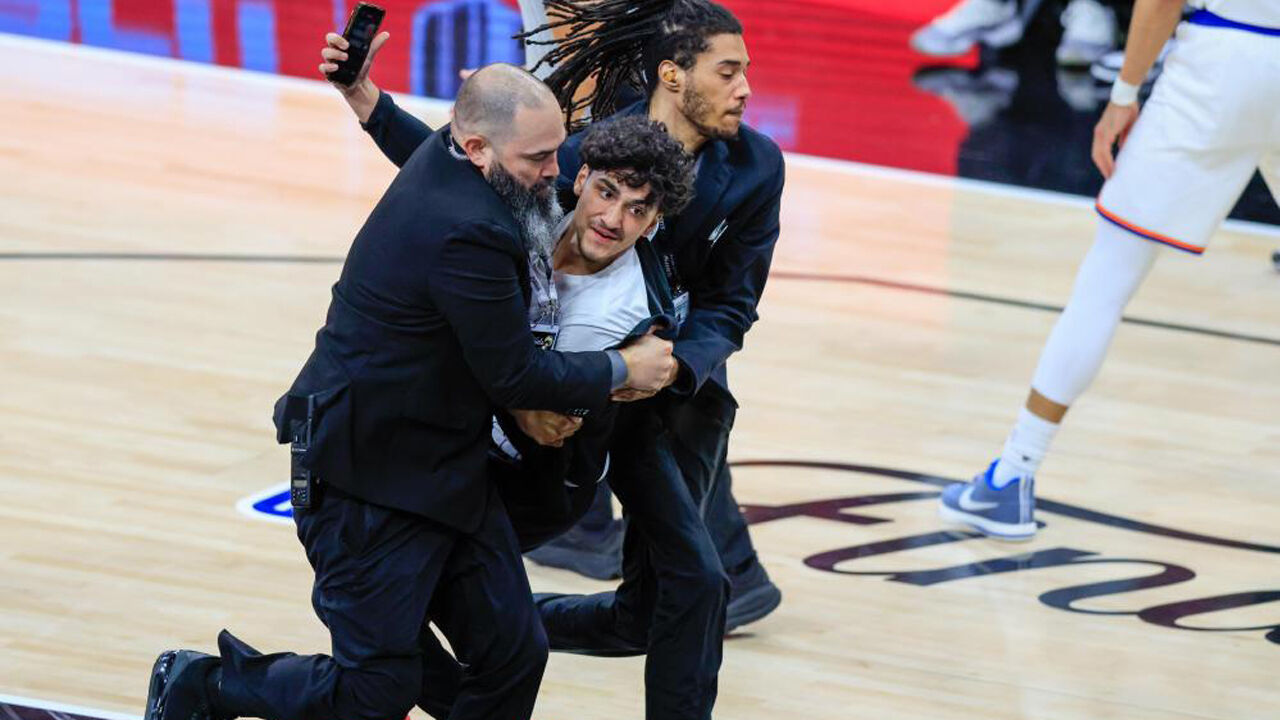 Adepto que invadiu quadra para tirar selfie com Wembanyama banido para sempre de pavilhões de NBA