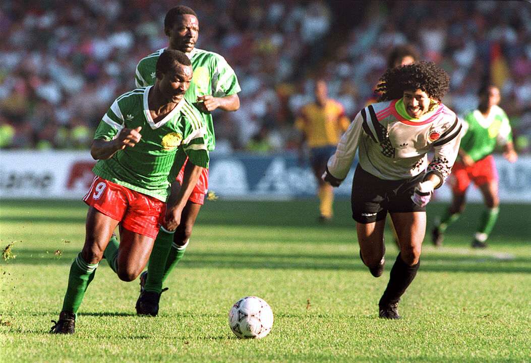 Roger Milla bateu duas vezes Higuita no Itália'90