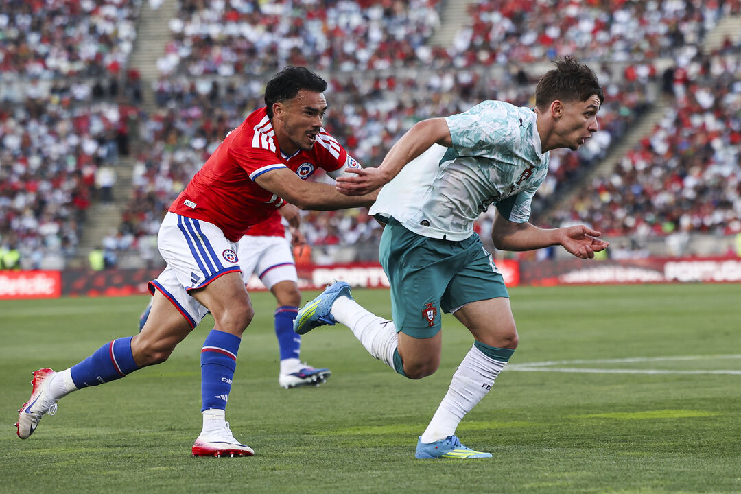 Francisco Conceição durante jogo com o Chile