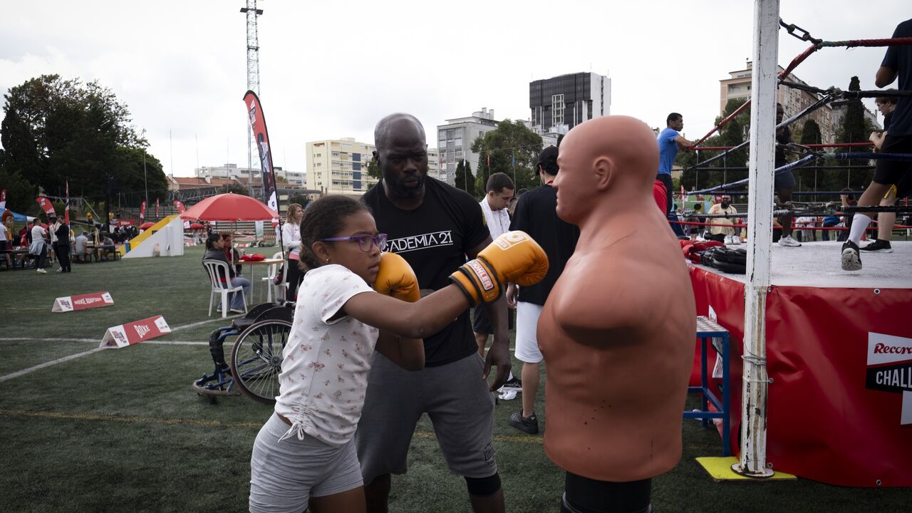 O centro do relvado do Parque de Jogos 1.º de Maio acolheu o ringue e este nunca esteve vazio! O boxe cativa multidões