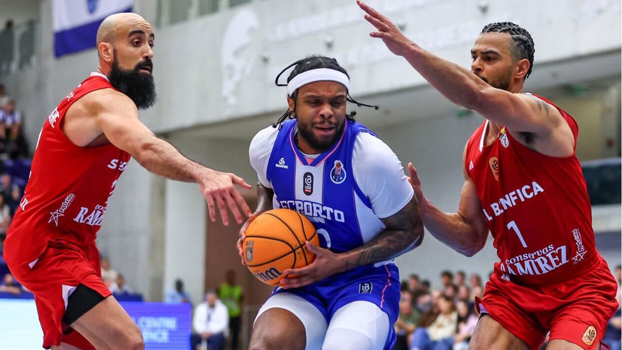 Os jogadores de Benfica e FC Porto durante o clássico de basquetebol